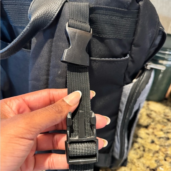 LIKE NEW EDDIE BAUER CASCADE BAG - Picture 11 of 15